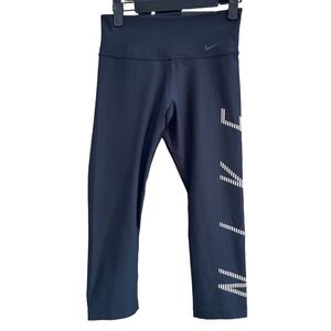 NWT NIKE LEGEND TIGHT FIT CROPPED LEGGINGS